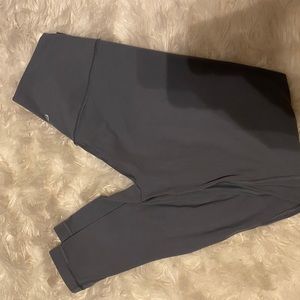 Lululemon Aligns Slate Gray